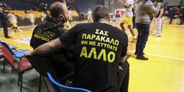 Παίκτες της ΚΑΕ Άρης φορούν μπλούζα που αναγράφει «Σας παρακαλώ μη με χτυπάτε άλλο», τη φράση που έλεγε ο Άλκης Καμπανός στους δολοφόνους του (φωτ.: MEGAPRESS/Παύλος Μακρίδης)