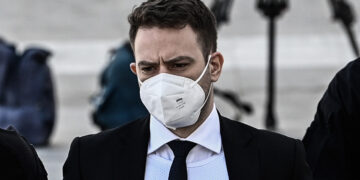 Ο Μπάμπης Αναγνωστόπουλος οδηγείται στο δικαστήριο (φωτ.: EUROKINISSI / Μιχάλης Καραγιάννης)