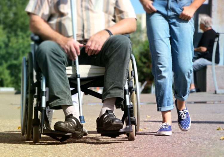 Όσοι ενδιαφέρονται να εργαστούν ως Προσωπικοί Βοηθοί ατόμων με αναπηρία, με εξασφαλισμένη αμοιβή και ασφάλιση, μπορούν επίσης να υποβάλουν αίτηση στην ηλεκτρονική διεύθυνση https://prosopikosvoithos.gov.gr (φωτ. Pixabay/svklimkin)