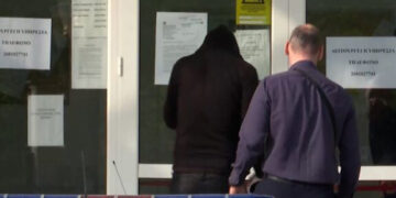 O 37χρονος πατέρας οδηγείται στον ανακριτή Άρτας (φωτ.: ΕΡΤ)