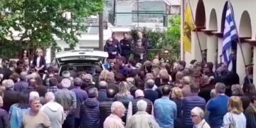 Πλήθος κόσμου έσπευσε να συμπαρασταθεί στους τραγικούς γονείς Ιερό Ναό Ταξιαρχών στην Άρτα (φωτ.: YouTube)