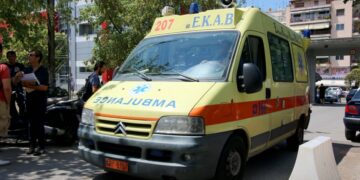 To ασθενοφόρο παρέλαβε τα ξημερώματα τον 44χρονο άνδρα με τραύματα στο κεφάλι (φωτ. αρχείου: ΜΟΤΙΟΝΤΕΑΜ/Φανή Τρυψάνη)