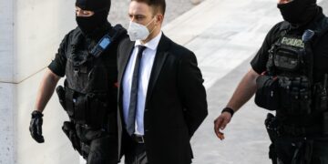 Ο Μπάμπης Αναγνωστόπουλος ενώ προσέρχεται στο δικαστήριο, συνοδεία αστυνομικών (φωτ. αρχείου: EUROKINISSI/Γιώργος Κονταρίνης)