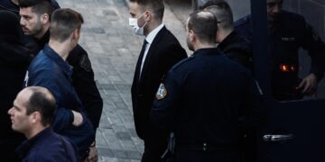 Ο Μπάμπης Αναγνωστόπουλος ενώ προσέρχεται στο δικαστήριο (φωτ.: EUROKINISSI/Σωτήρης Δημητρόπουλος)