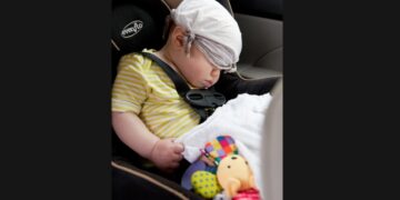 Σύμφωνα με τη μαρτυρία του περαστικού που κάλεσε την αστυνομία, το μωρό παρέμεινε στο αυτοκίνητο μόνο του για τουλάχιστον 40 λεπτά (φωτ. αρχείου: Pixabay/PublicDomainPictures)