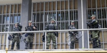 Αστυνομικοί έξω από τα Δικαστήρια της Θεσσαλονίκης (φωτ. αρχείου: ΜΟΤΙΟΝΤΕΑΜ/Βασίλης Βερβερίδης)