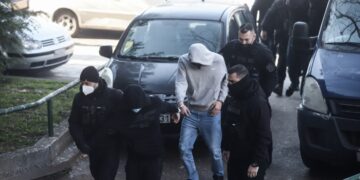Στιγμιότυπο από την προσαγωγή των κατηγορουμένων στα δικαστήρια της Θεσσαλονίκης (φωτ.: ΜΟΤΙΟΝΤΕΑΜ)