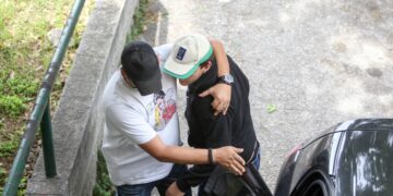 Στιγμιότυπο από την προσαγωγή του τότε 14χρονου δράστη στα δικαστήρια της Θεσσαλονίκης, το 2016 (φωτ.: ΜΟΤΙΟΝΤΕΑΜ/Βασίλης Βερβερίδης)