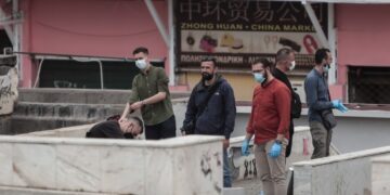 Αστυνομικοί ελέγχουν το σημείο της δολοφονικής επίθεσης (φωτ.: EUROKINISSI/Κώστας Τζούμας)