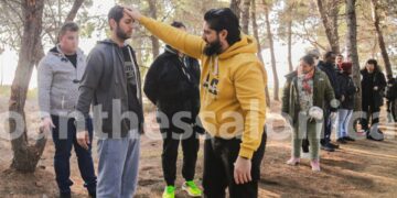 Ο Χαράλαμπος Τσακωνίδης (δεξιά) μαζί με… πιστούς στη διάρκεια τελετής τον περασμένο Δεκέμβριο (φωτ.: scoanthessalonica.org)