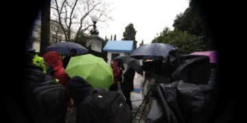 Δημοσιογράφοι έξω από το προεδρικό μέγαρο, σε παλαιότερη εκλογική αναμέτρηση, περιμένοντας να πάρουν δηλώσεις ενώ βρέχει (φωτ. αρχείου: Eurokinissi/Γιώργος Κονταρίνης)