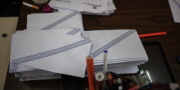 Στην κατοχή των συλληφθέντων βρέθηκε μία σακούλα με 114 κλειστούς φακέλους που έκαστος περιείχε κάρτα υποψήφιου Βουλευτή και 5 ψηφοδέλτια με «σταυρωμένο» το όνομα του συγκεκριμένου υποψήφιου (φωτ. αρχείου: EUROKINISSI/Γιώργος Κονταρίνης)