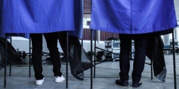 Για όσους μισθωτούς η Κυριακή 21 Μαΐου είναι εργάσιμη ημέρα, θα θεωρηθεί ως ημέρα ειδικής άδειας απουσίας, με αποδοχές, πέραν αυτών που απαιτούνται για τη μετακίνηση (φωτ.: EUROKINISSI/Αργυρώ Αναστασίου)