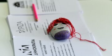 Μια παιδική κατασκευή κρατά στη θέση τους τα ψηφοδέλτιο σε δημοτικό σχολείο της Ηλείας (φωτ.: EUROKINISSI/Γιάννης Σπυρούνης/Ilialive.gr)