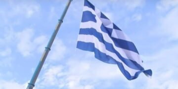 Η ελληνική σημαία έχει επιφάνεια 618 τ.μ. και αποτελεί το μεγαλύτερο, σε επιφάνεια σύμβολο κράτους, που έχει υψωθεί σε όλη την Ευρώπη (φωτ.: YouTube)