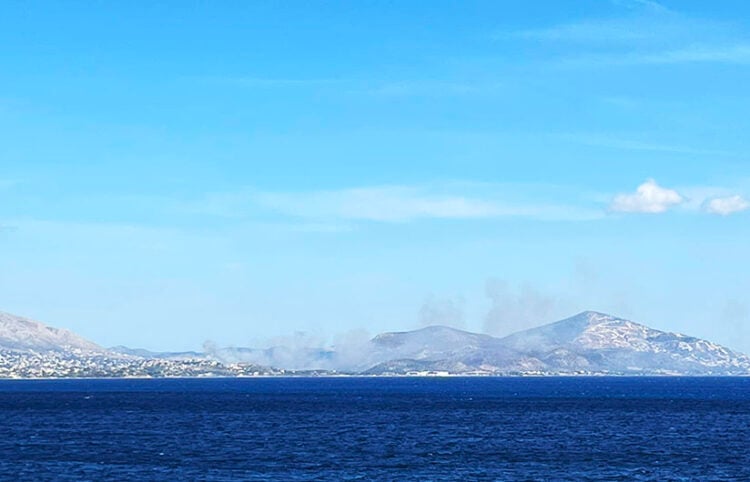 Καπνός από τη φωτιά στα Καλύβια (φωτ.: Facebook / Πυρκαγιά Ενημέρωση / Nikolas Papanikolaou)