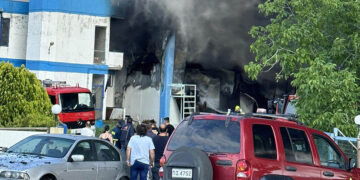 Πυκνός καπνός από τη φωτιά στο εργοστάσιο με μοκέτες έξω από τον Πλατύκαμπο Λάρισας (φωτ.: onlarissa.gr)