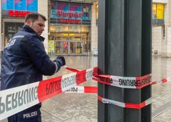 Γερμανός αστυνομικός αποκλείει περιοχή εγκλήματος (φωτ. αρχείου: EPA/Matthias Schumann)