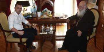 Στιγμιότυπο από τη συνάντηση του αρχιεπισκόπου Ιερώνυμου με τον γιο του Φρέντι Μπελέρη, Πέτρου (φωτ.: Αρχιεπισκοπή Αθηνών/Χρήστος Μπόνης)