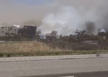 Πολλά από τα οχήματα που ενεπλάκησαν στην καραμπόλα άρπαξαν φωτιά (φωτ.: twitter/Nick Hausen)