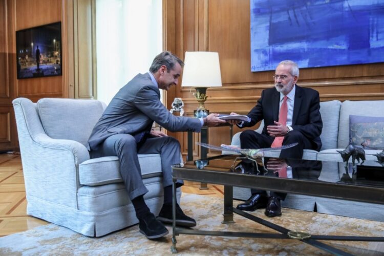 Ο Κυριάκος Μητσοτάκης παραδίδει στον Ιωάννη Σαρμά το φάκελο με τις κυβερνητικές προτεραιότητες (φωτ.: EUROKINISSI/Γιάννης Παναγόπουλος)