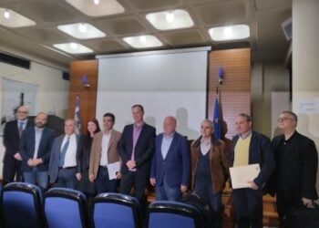 Οι ομιλητές του 42ου Πανελλήνιου Ιστορικού Συνδρίου σε μια οικογενειακή φωτογραφία (φωτ.: ΑΠΕ-ΜΠΕ)
