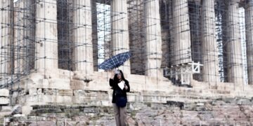 Τουρίστες υπό βροχή στον Παρθενώνα (φωτ.: EUROKINISSI/Σωτήρης Δημητρόπουλος)