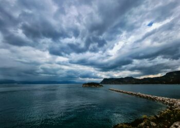 Έντονη συννεφιά και βροχή στην πόλη του Ναυπλίου (φωτ.: ΑΠΕ-ΜΠΕ / Ευάγγελος Μπουγιώτης)