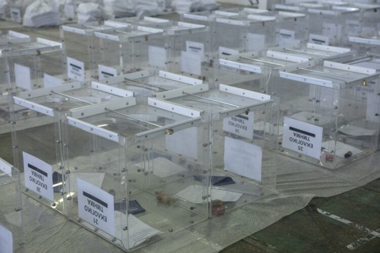 Εικόνα από την οργάνωση του εκλογικού υλικού, πριν από τη διανομή του στα εκλογικά τμήματα της Θεσσαλονίκης (φωτ.: MΟΤΙΟΝΤΕΑΜ/Βασίλης Βερβερίδης)