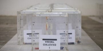 Κάλπες στο κέντρο προετοιμασίας εκλογικού υλικού, το οποίο έχει οργανώσει ο δήμος Θεσσαλονίκης (φωτ.: ΑΠΕ-ΜΠΕ/Αχιλλέας Χήρας)