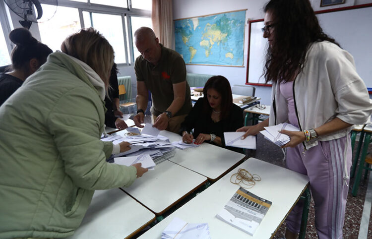 Άνοιγμα κάλπης σε εκλογικό τμήμα της Θεσσαλονίκης (φωτ.: ΜΟΤΙΟΝΤΕΑΜ / Βασίλης Βερβερίδης)