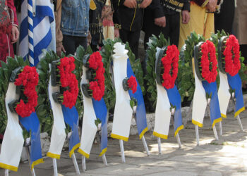 Στεφάνια στο Μνημείο Ηρώων στην Πλατεία Μακεδονομάχων της Καστοριάς (φωτ.: Flickr / Γιώργος Σπύρου)