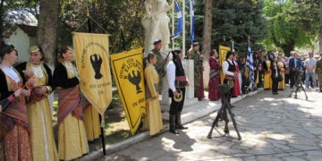 Στο Μνημείο Ηρώων στην Πλατεία Μακεδονομάχων της Καστοριάς, 19 Μαΐου 2023 (φωτ.: Flickr / Γιώργος Σπύρου)
