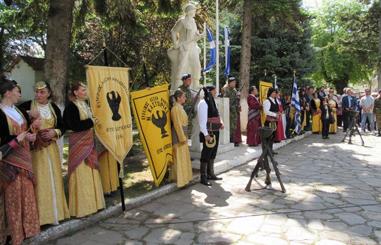 Στο Μνημείο Ηρώων στην Πλατεία Μακεδονομάχων της Καστοριάς, 19 Μαΐου 2023 (φωτ.: Flickr / Γιώργος Σπύρου)