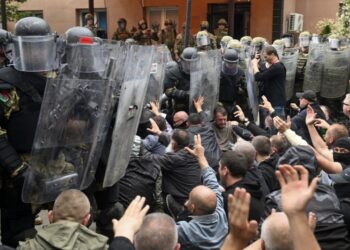 Σέρβοι αντιμετωπίζουν  στρατιώτες της ειρηνευτικής δύναμης του ΝΑΤΟ μπροστά σε δημοτικό κτήριο στο Ζβέτσαν, στο Κόσοβο (φωτ.: EPA/Georgi Licovski)