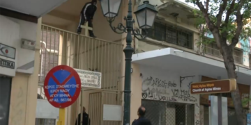 Ο ένας από τους νεαρούς στην καγκελόπορτα του Άγιου Μηνά (πηγή: ΕΡΤ)