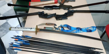 Αντικείμενα που είχε στην κατοχή του ο 49χρονος (φωτ.: Αστυνομικό Τμήμα Σερβίων)