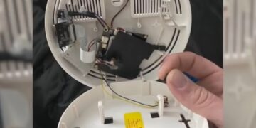 H σύζυγος του κατηγορούμενου κατήγγειλε ότι εντόπισε μια κρυφή κάμερα στο μπάνιο του σπιτιού τους, την οποία είχε τοποθετήσει ο σύζυγός της και κατέγραφε τόσο την ίδια, όσο και την 15χρονη κόρη τους και τον 16χρονο γιό τους (φωτ. αρχείου: YouTube)