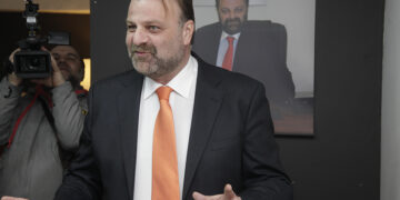 Ο Λάζαρος Λασκαρίδης στην εκδήλωση εγκαινίων του πολιτικού του γραφείου, το 2014 (φωτ.: EUROKINISSI / Χρήστος Μπόνης)