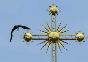 Πουλί πετάει δίπλα στον σταυρό της Λαύρας των Σπηλαίων στο Κίεβο, ενός από τα παλαιότερα ορθόδοξα μοναστήρια των Ρως. Αν και αποτελεί τουριστικό αξιοθέατο, παραμένει ενεργό (φωτ.: EPA/Sergey Dolzhenko)