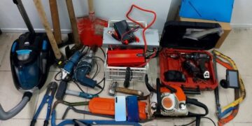 Τα εργαλεία που χρησιμοποιούσε η συμμορία για τις ληστείες (φωτ.: astynomia.gr)