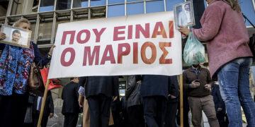 Συγγενείς του Μάριου Παπαγεωργίου έξω από το Μικτό Ορκωτό Εφετείο Αθηνών (φωτ.: EUROKINISSI / Γιάννης Παναγόπουλος)