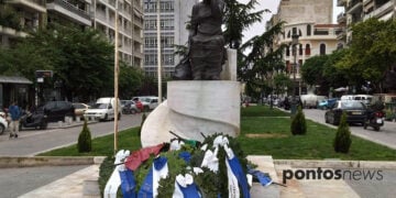 Το άγαλμα της Πόντιας μάνας, στην πλατεία Αγίας Σοφίας, στη Θεσσαλονίκη (φωτ.: Έλλη Τσολάκη)