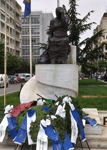 Το άγαλμα της Πόντιας μάνας, στην πλατεία Αγίας Σοφίας, στη Θεσσαλονίκη (φωτ.: Έλλη Τσολάκη)