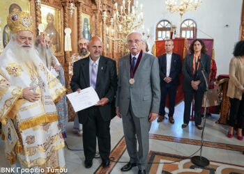 Ο μητροπολίτης Βεροίας Παντελεήμων, ο πρόεδρος της Ευξείνου Λέσχης Ποντίων Νάουσας Φώτης Φανιάδης και ο πρόεδρος του Σωματείου «Παναγία Σουμελά» Γιώργος Τανιμανίδης (φωτ.: Μητρόπολη Βεροίας, Ναούσης, Καμπανίας)