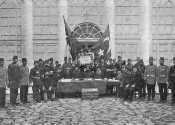 Στιγμιότυπο από το ιδρυτικό συνέδριο του κινήματος των Νεότουρκων στη Θεσσαλονίκη (φωτ.: wikipedia)