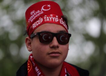 Οπαδός του Ρετζέπ Ταγίπ Ερντογάν πανηγυρίζει για την επανεκλογή του Τούρκου προέδρου (φωτ.:  EPA/Erdem Sahin)