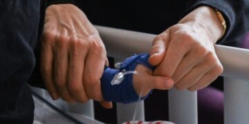 Μια μητέρα κρατά το χέρι του παιδιού της, το οποίο νοσηλεύεται στην εντατική μονάδα νοσοκομείου (φωτ. αρχείου: EPA/Filip Singer)