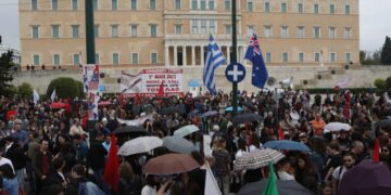 Μέλη του κινήματος ΠΑΜΕ, του ΚΚΕ,  εργατικών σωματείων και απλοί πολίτες πήραν μέρος, σήμερα, στη συγκέντρωση και την πορεία για την Εργατική Πρωτομαγιά στο Σύνταγμα (φωτ.: ΑΠΕ-ΜΠΕ/ Γιώργος Βιτσαράς)