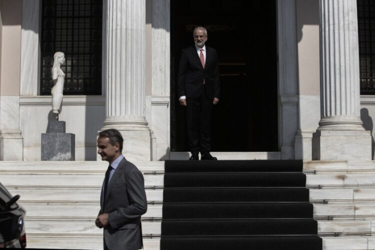 Ο Κυριάκος Μητσοτάκης αποχωρεί, ο Ιωάννης Σαρμάς και η νέα κυβέρνηση αναλαμβάνουν (φωτ.: ΑΠΕ-ΜΠΕ/Γιάννης Κολεσίδης)